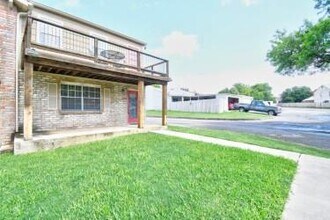 1944 Leslie Dr in Kerrville, TX - Building Photo - Building Photo