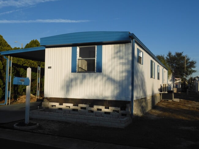 7434 Hob Ln in New Port Richey, FL - Foto de edificio - Building Photo