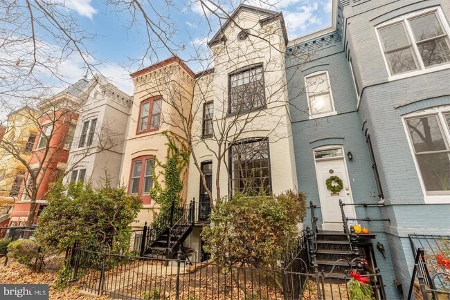 property at 650 E St NE