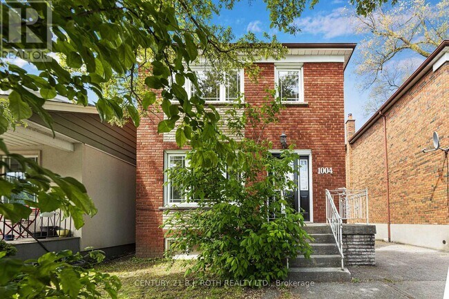 1004 Victoria Park Ave in Toronto, ON - Building Photo - Building Photo