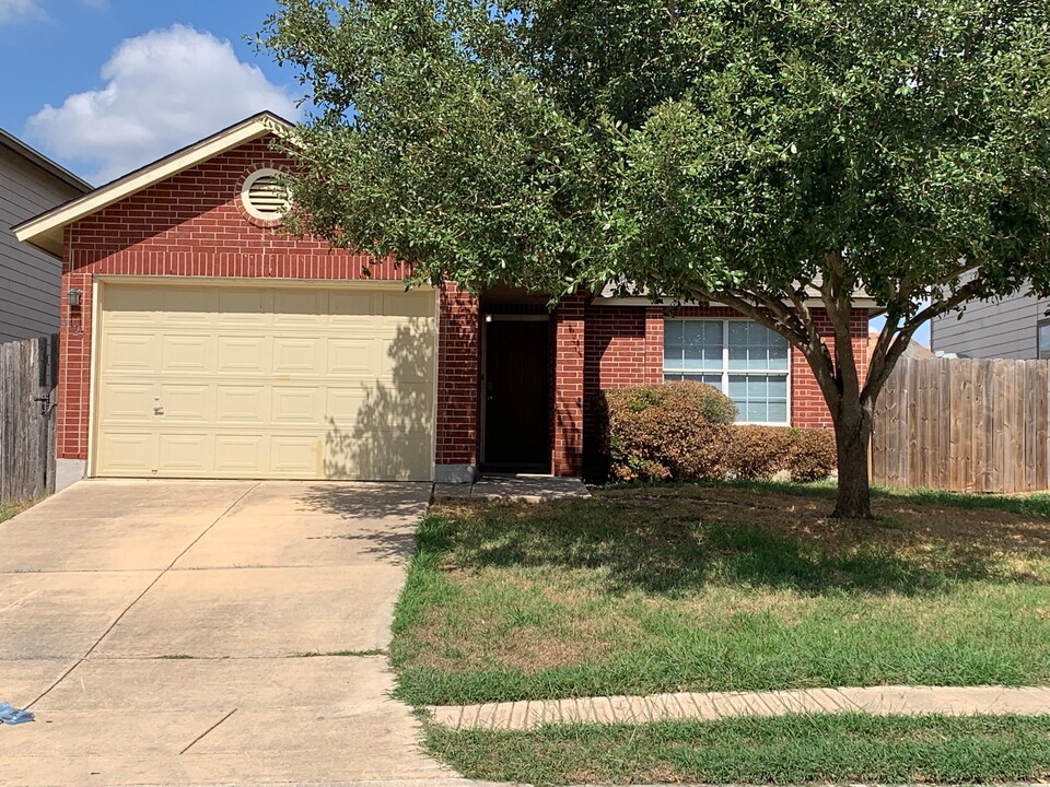 6327 Meandering Trail in Converse, TX - Building Photo