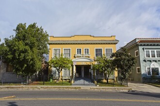 620 N Wilton Pl in Los Angeles, CA - Foto de edificio - Building Photo