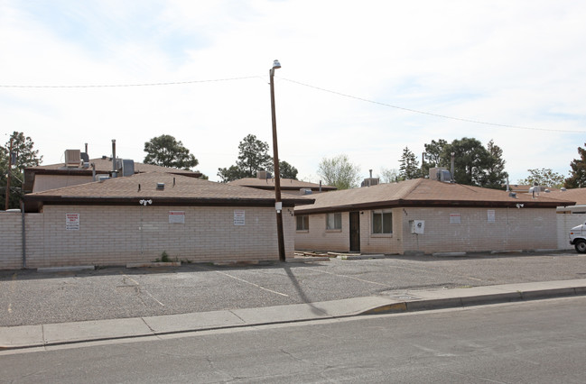 528-532 Madeira Dr SE in Albuquerque, NM - Building Photo - Building Photo