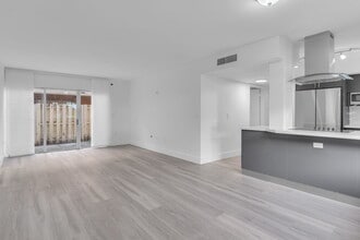 6235 SW Kendale Lakes Cir, Unit 140 in Miami, FL - Building Photo - Building Photo