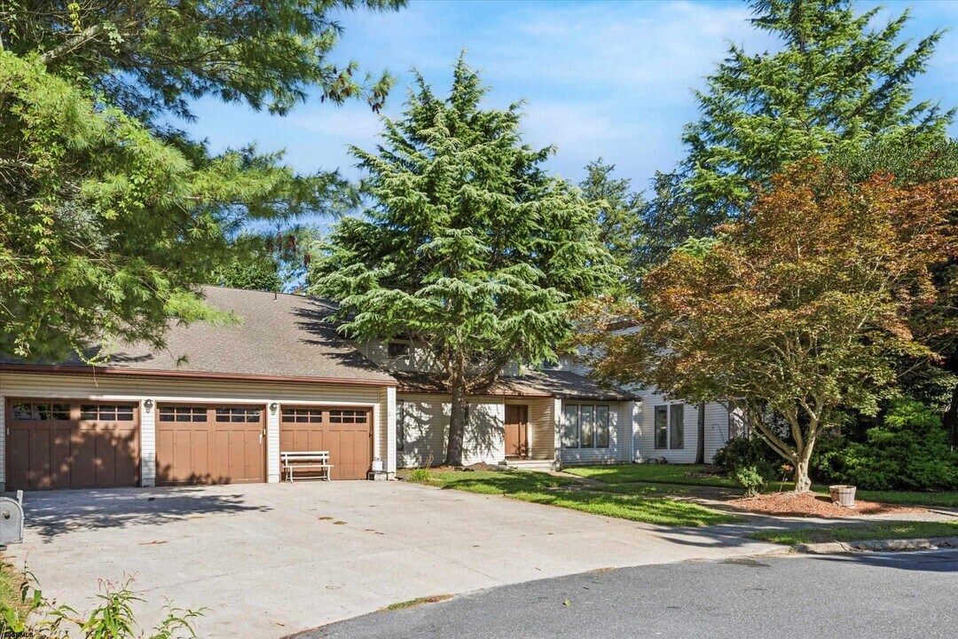 2 Woodstock in Linwood, NJ - Building Photo