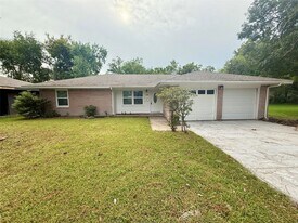 2206 Eriksson St in La Marque, TX - Building Photo