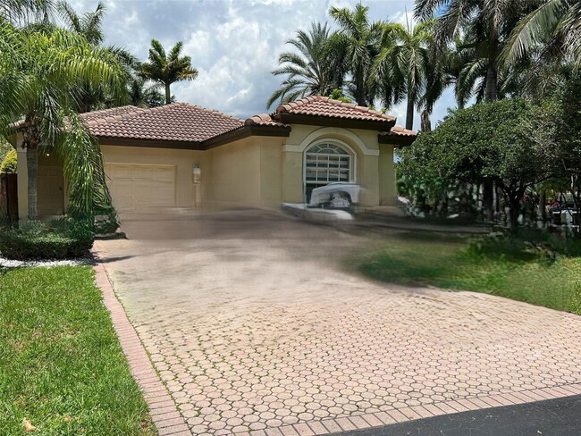 5096 NW 113th Pl in Doral, FL - Building Photo - Building Photo