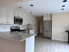 4 Eric Ln in East Brunswick, NJ - Building Photo - Building Photo