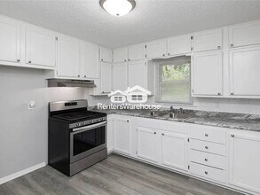 2418 Boston Ave in Des Moines, IA - Foto de edificio - Building Photo