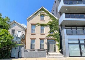 942 N Elston Ave, Unit 2R in Chicago, IL - Building Photo
