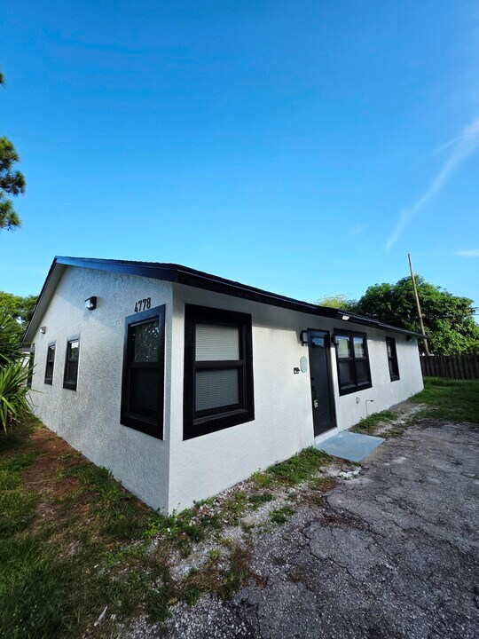 4778 Carver St in Greenacres, FL - Building Photo