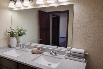 Oklahoma Heights in Milwaukee, WI - Foto de edificio - Building Photo