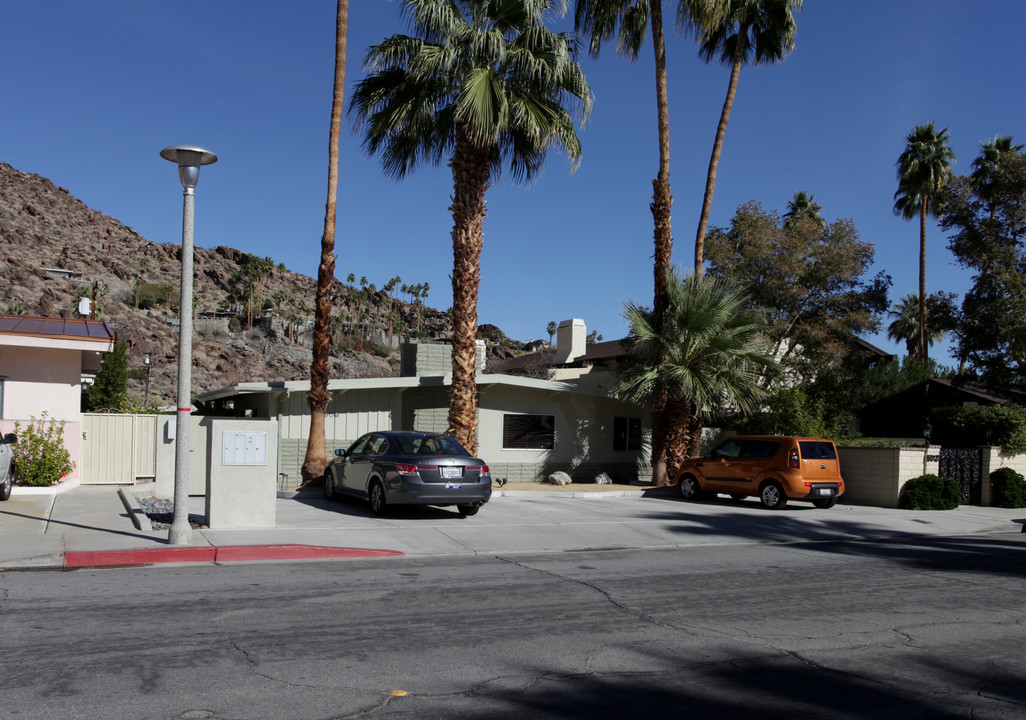 606 W Arenas Rd in Palm Springs, CA - Building Photo