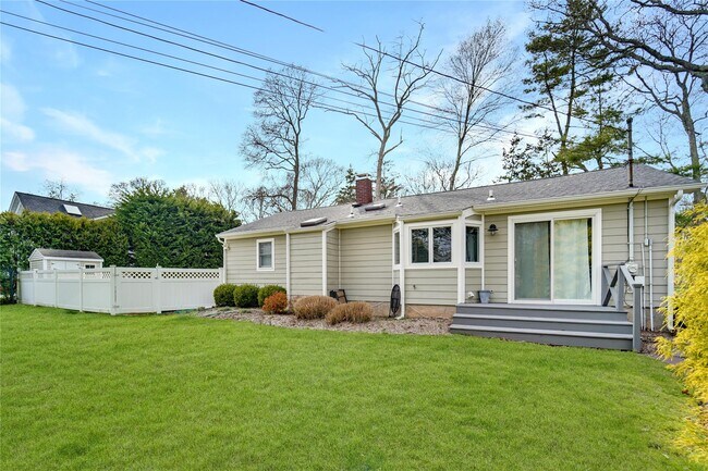 11 White Birch Ln in Remsenburg, NY - Building Photo - Building Photo