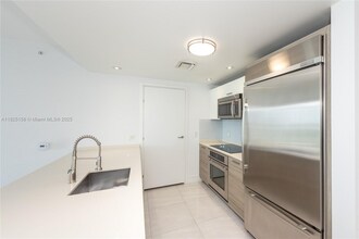 475 Brickell Ave in Miami, FL - Foto de edificio - Building Photo
