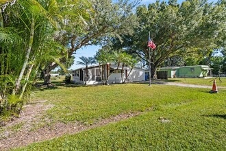 105 Domino Dr N in Ruskin, FL - Foto de edificio - Building Photo