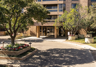 The Carlyle in San Antonio, TX - Building Photo - Building Photo