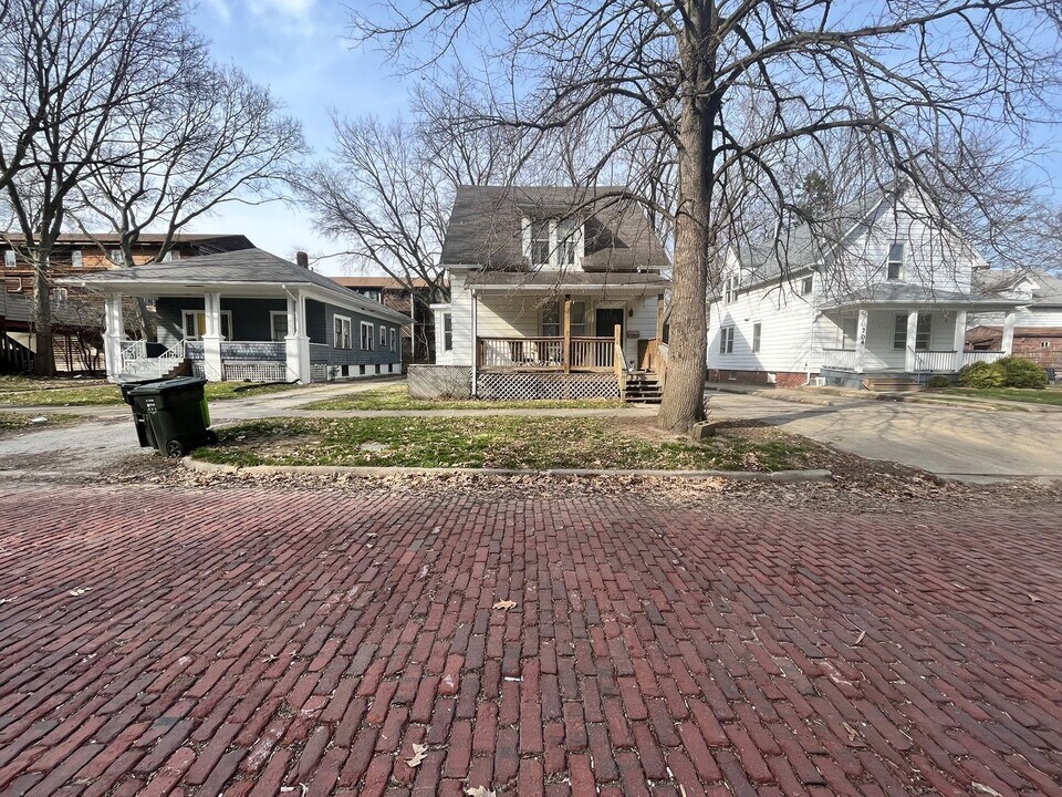 706 W High St in Urbana, IL - Building Photo