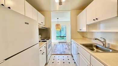 8 Admiral Dr in Emeryville, CA - Building Photo - Building Photo