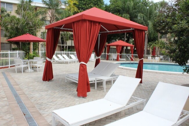 9375 SW 77th Ave in Miami, FL - Building Photo - Building Photo