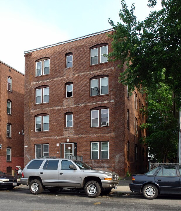 40 Dover St in Springfield, MA - Building Photo