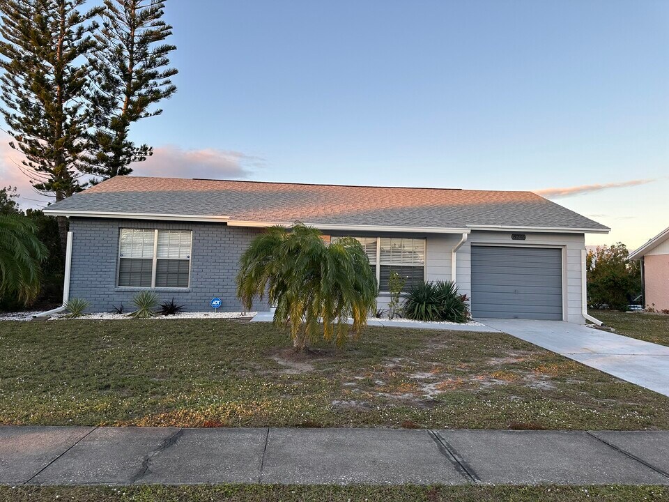 6246 Coniston St in Port Charlotte, FL - Foto de edificio