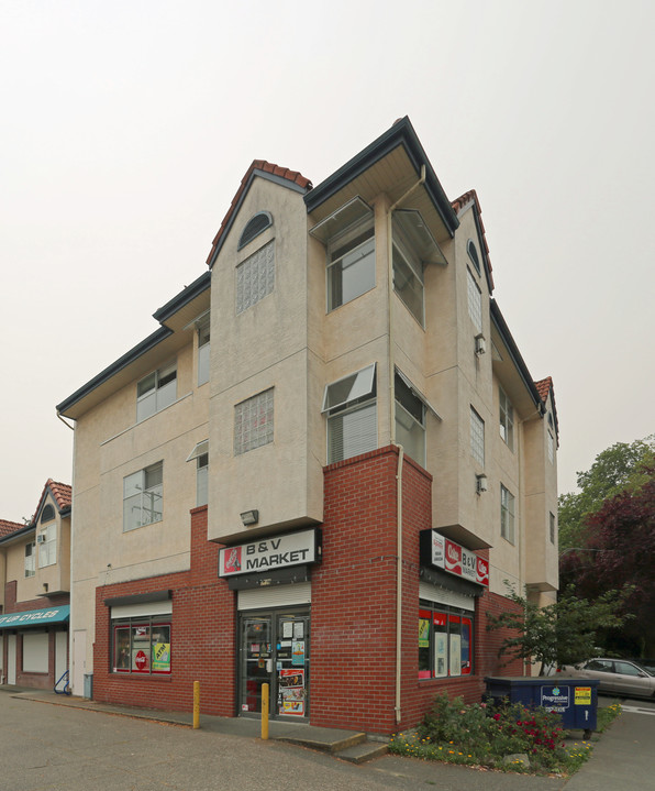 3190-3198 Quadra St in Victoria, BC - Building Photo