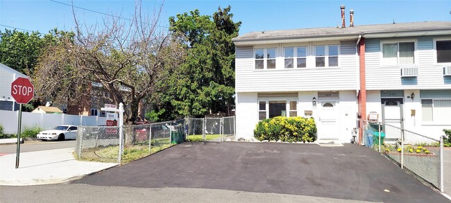 109 Roosevelt Dr in West Haverstraw, NY - Building Photo - Building Photo