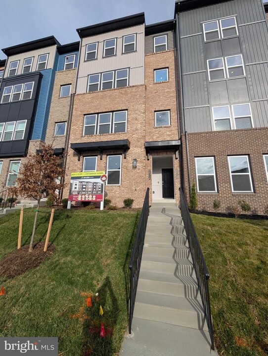 9924b Sir Barton Way in Laurel, MD - Building Photo