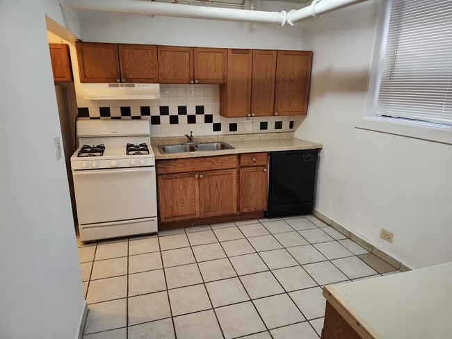 property at 662 W Oakdale Ave