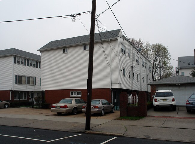 44 W 31st St in Bayonne, NJ - Building Photo - Building Photo