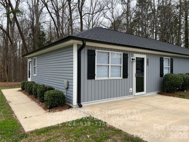 318 Rustic Rd in Mooresville, NC - Building Photo - Building Photo