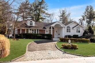 200 Hummingbird Dr in Roslyn, NY - Building Photo - Building Photo