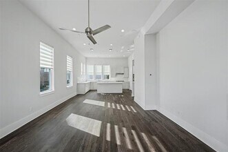 381 E Greenbriar Ln in Dallas, TX - Building Photo - Building Photo