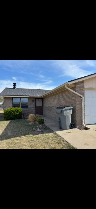2508 NE Dearborn Ave in Lawton, OK - Foto de edificio