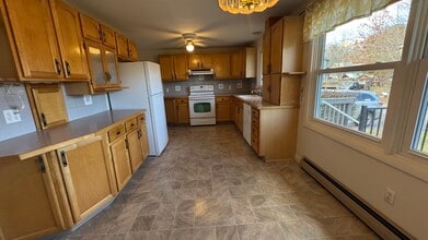 2 Lawndale St in Easthampton, MA - Building Photo - Building Photo