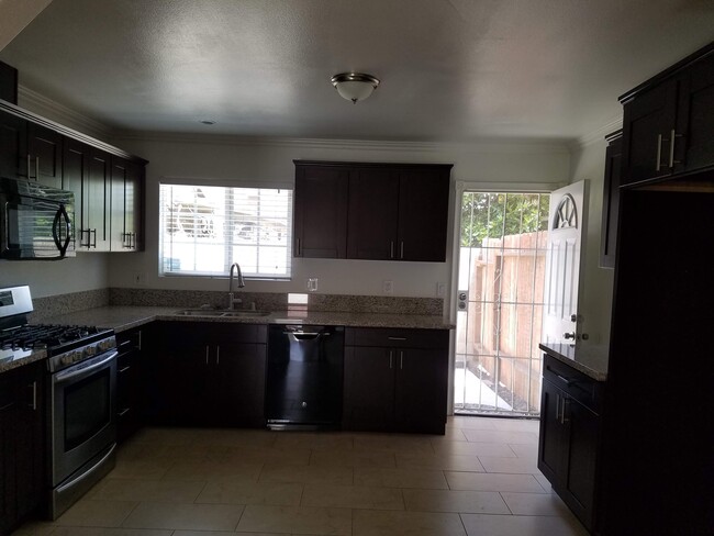 7762 Newman Ave, Unit 3 in Huntington Beach, CA - Foto de edificio - Building Photo
