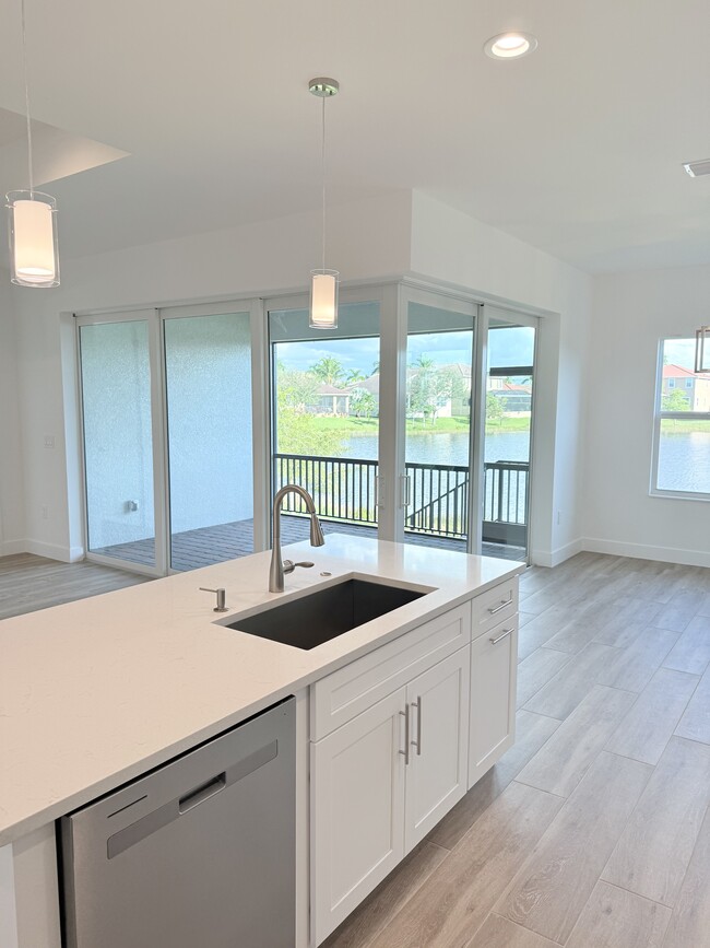 8613 Banyan Bay Blvd in Ft. Myers, FL - Foto de edificio - Building Photo