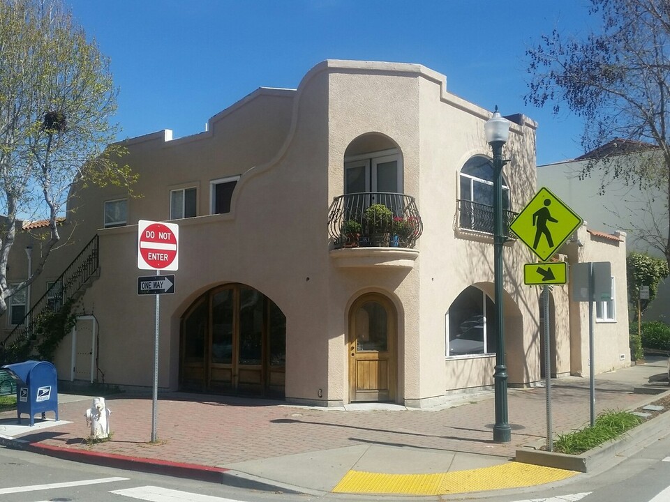 6401 Fairmount Ave, Unit #2 in El Cerrito, CA - Foto de edificio