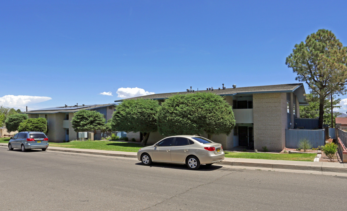 Highlander Apartments in Albuquerque, NM - Building Photo