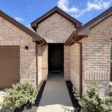 1332 Honey Crk Dr in Desoto, TX - Foto de edificio - Building Photo