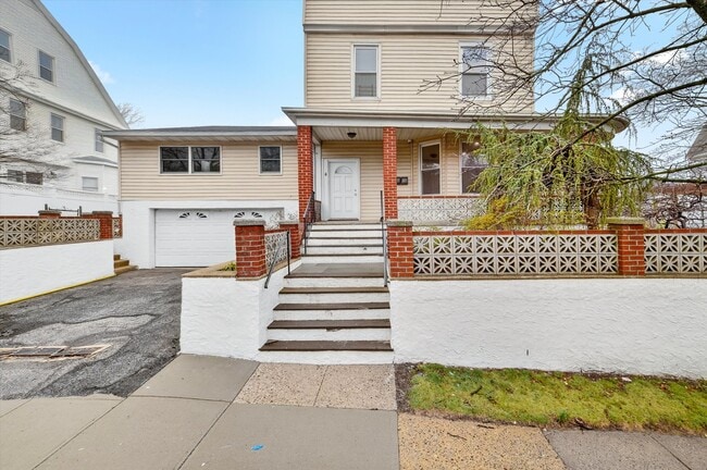 4 Amackassin Ter, Unit Unit #1 in Yonkers, NY - Building Photo - Building Photo