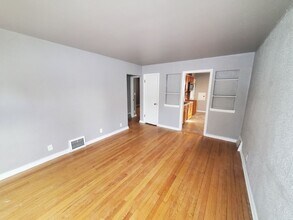 5246 N 27th St in Milwaukee, WI - Foto de edificio - Building Photo