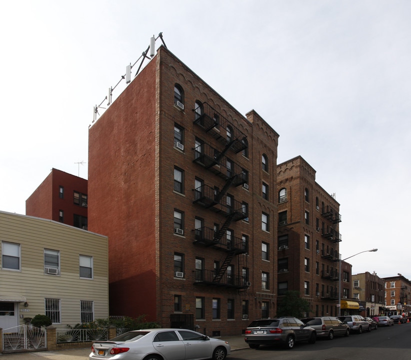 31-77 32nd St in Astoria, NY - Building Photo