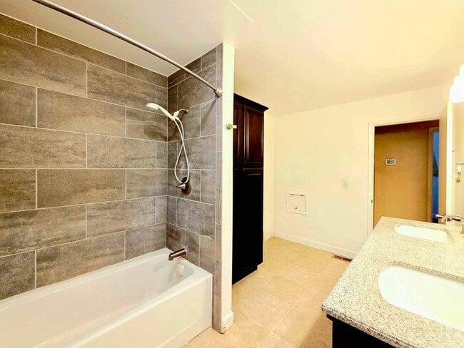 1560 10th St NE in East Wenatchee, WA - Building Photo - Building Photo