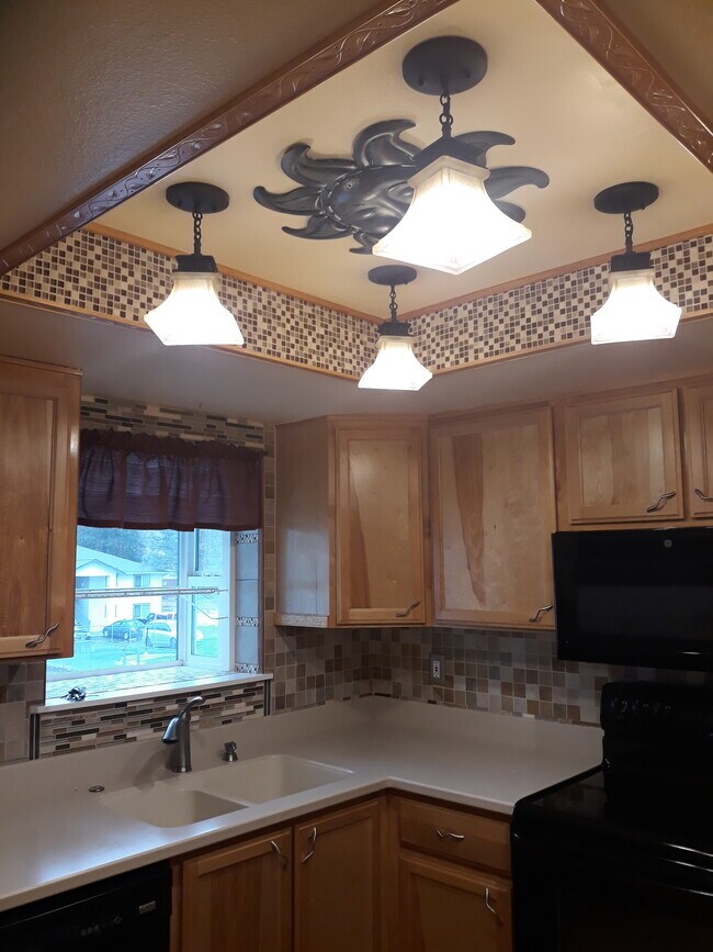 70 Dion Ct in Shady Cove, OR - Building Photo - Building Photo