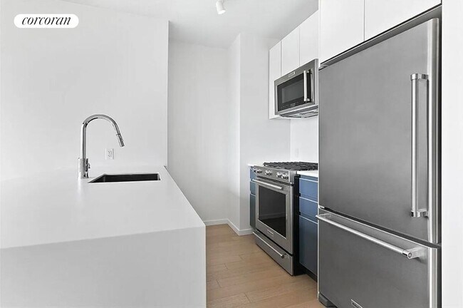 415 Red Hook Ln in Brooklyn, NY - Building Photo - Building Photo