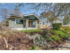 2425 SE Madison St in Portland, OR - Building Photo - Building Photo