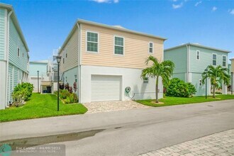 423 E Intercoastal Dr in Jensen Beach, FL - Building Photo - Building Photo