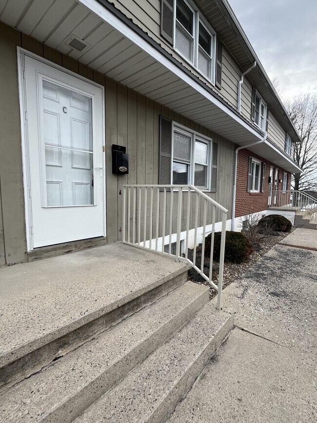 611 Lincoln Way W in Chambersburg, PA - Building Photo - Building Photo